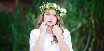 Is it fashion to take a photoshoot with a flower crown?