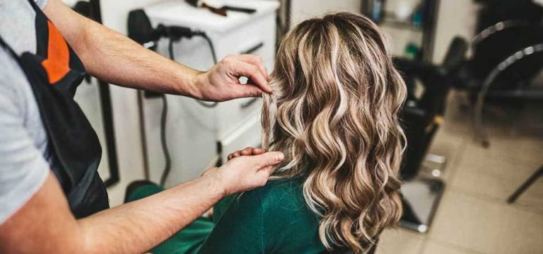 укладка волос в салоне. окрашивание волос в салоне. женская стрижка в салоне. стрижка и окрашивание волос. что такое укладка волос в парикмахерской.