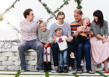 Is it important for family photos to wear the same outfit?